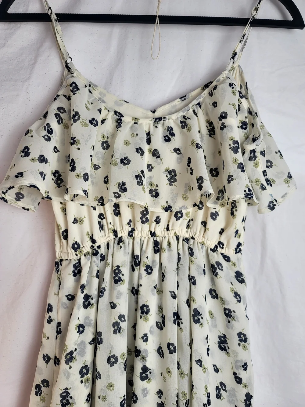 Abercrombie & Fitch flowy cream